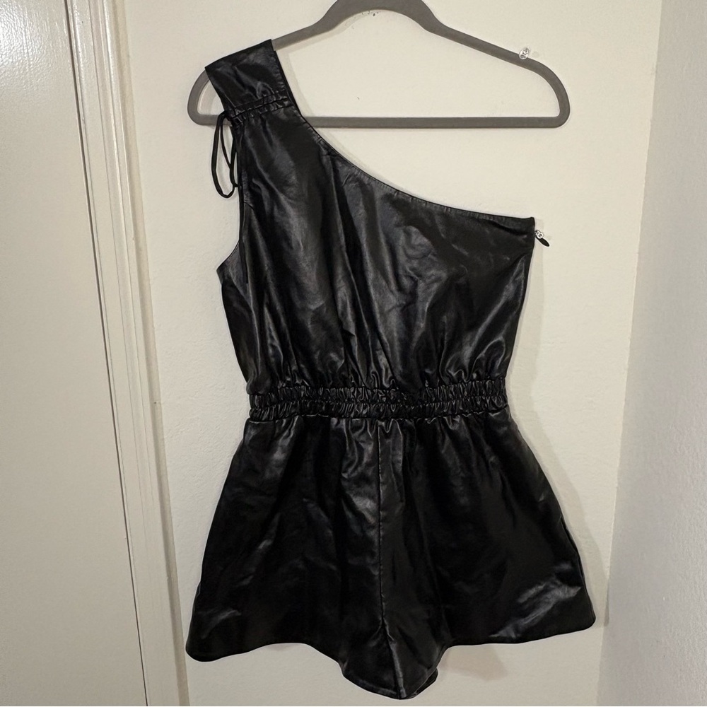 Lovers and Friends REVOLE Black Faux Leather Sleek One Shoulder Romper NWT - Picture 3 of 16